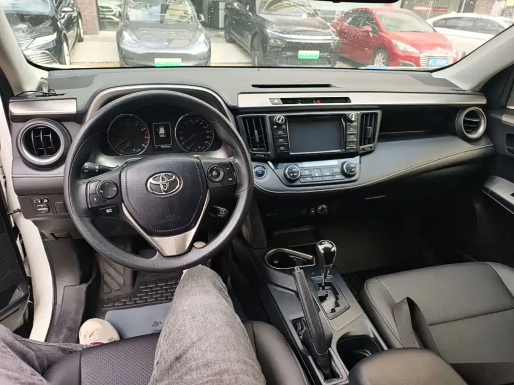Toyota RAV4 — миниатюра 10