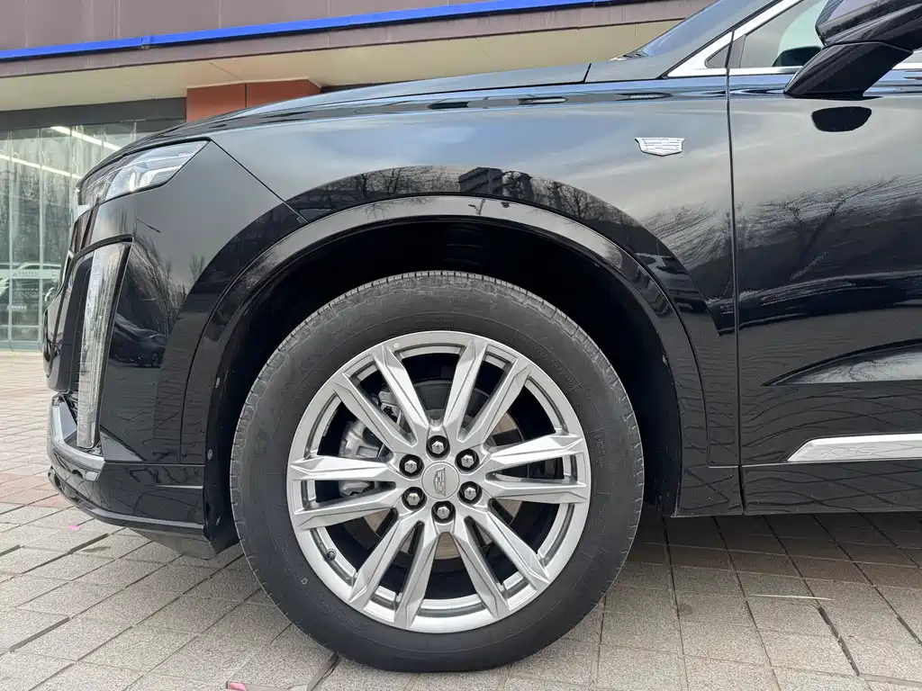 CADILLAC XT6