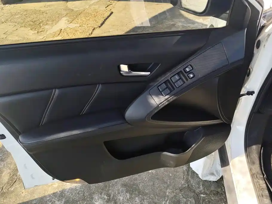 Luxgen U6 — миниатюра 7