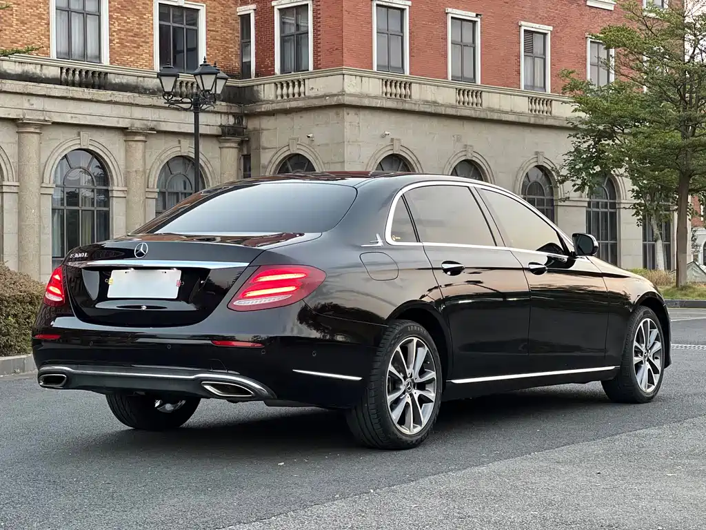 Mercedes-Benz E-Class — миниатюра 6