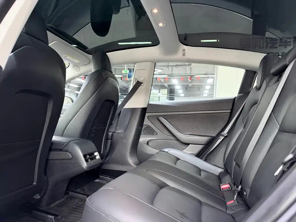 Tesla Model 3 — миниатюра 9