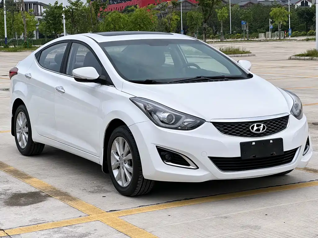 Hyundai Elantra 2016 1.6L AT Luxury