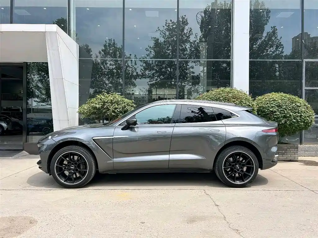 Aston Martin DBX 2020 4.0T V8