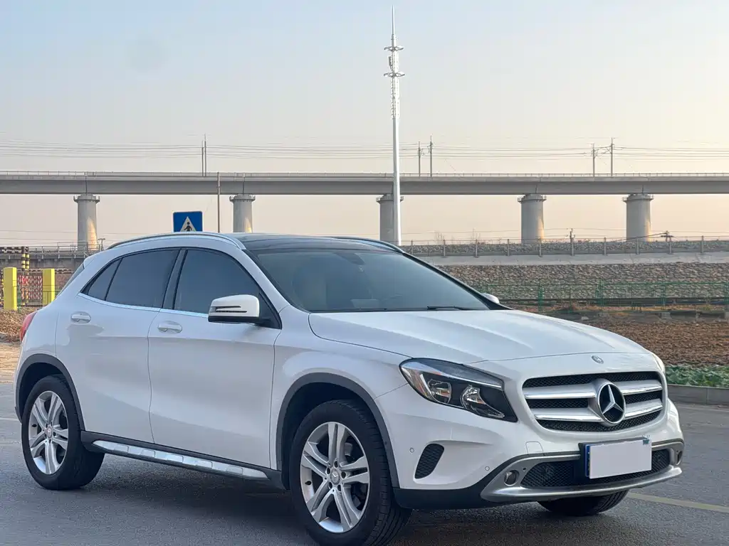 MERCEDES-BENZ GLA