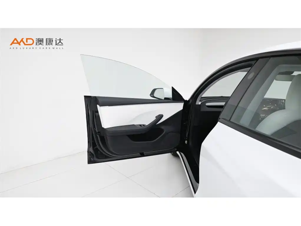 Tesla Model 3 — миниатюра 10