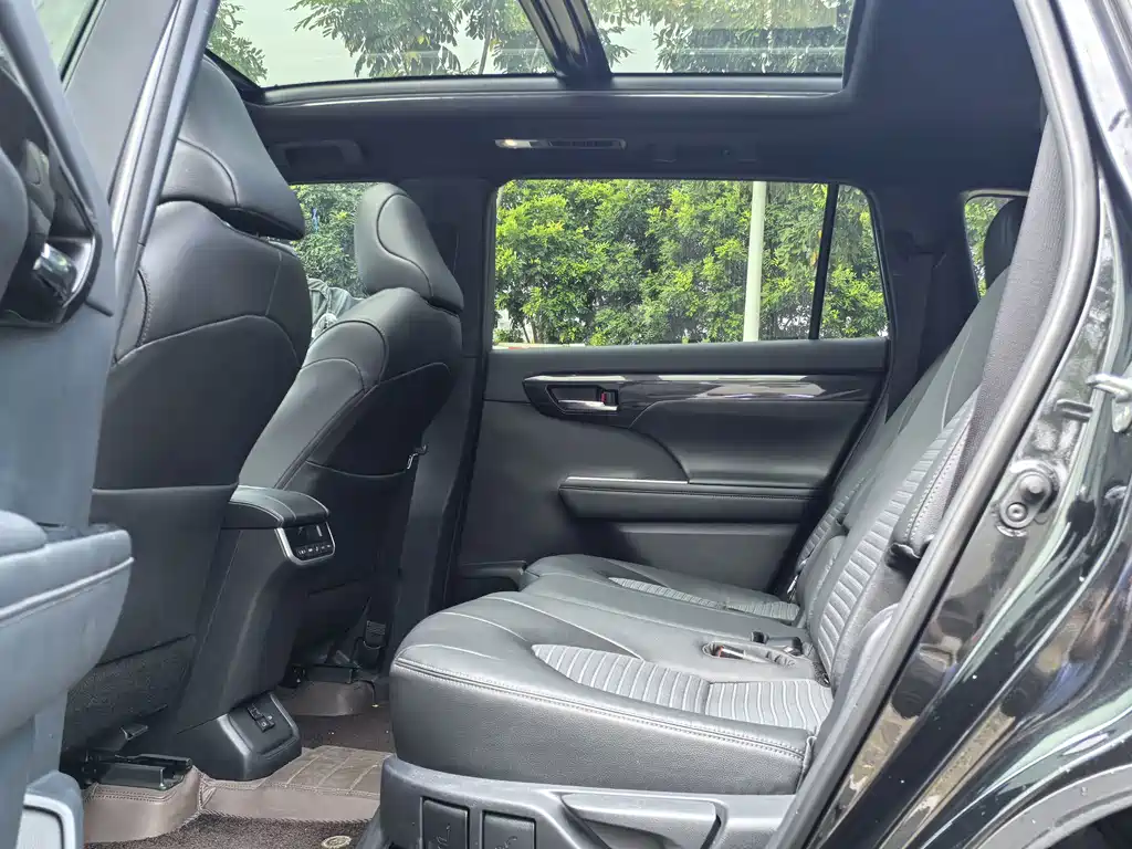 Toyota Crown Kluger — миниатюра 8