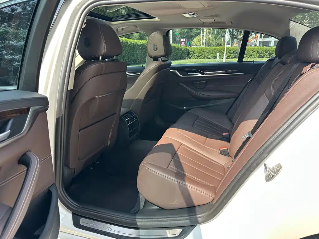 BMW 5 Series — миниатюра 7