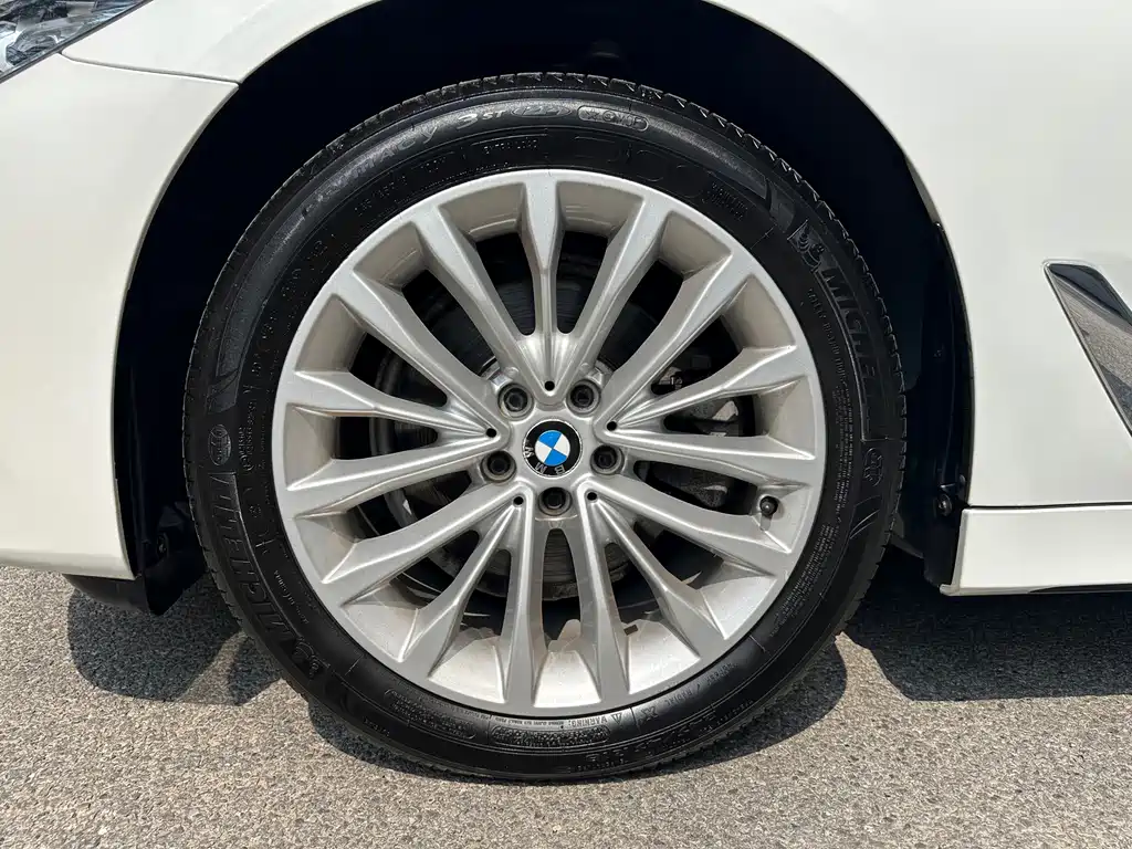 BMW 5 Series — миниатюра 17