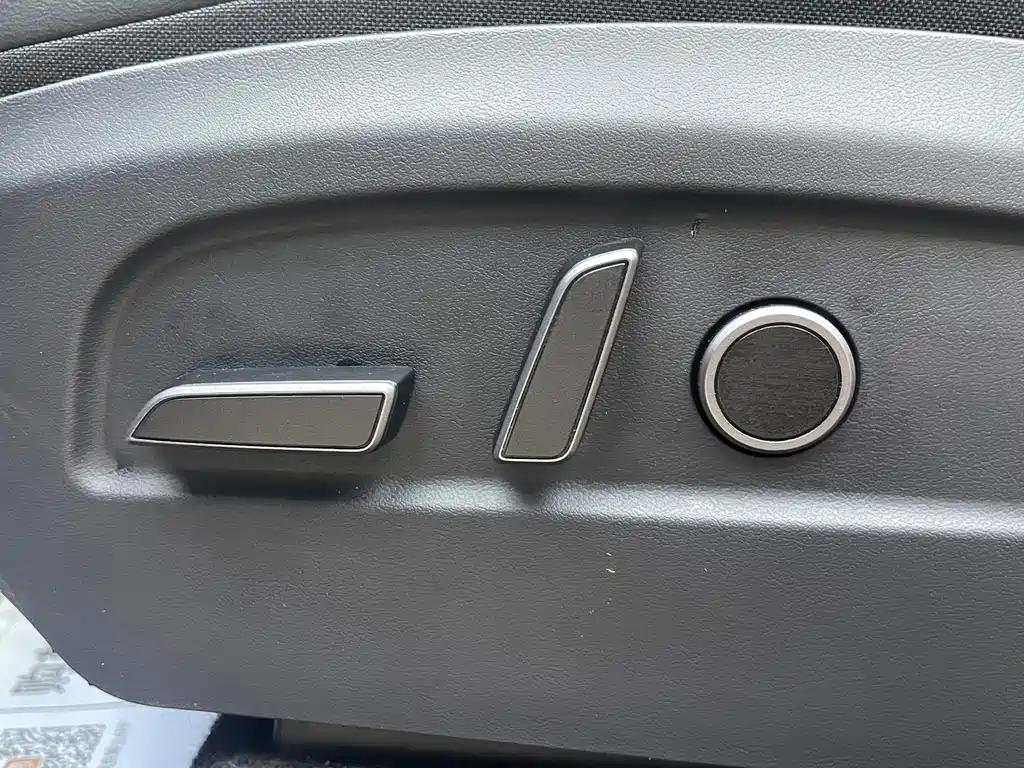 Tesla Model Y — миниатюра 11