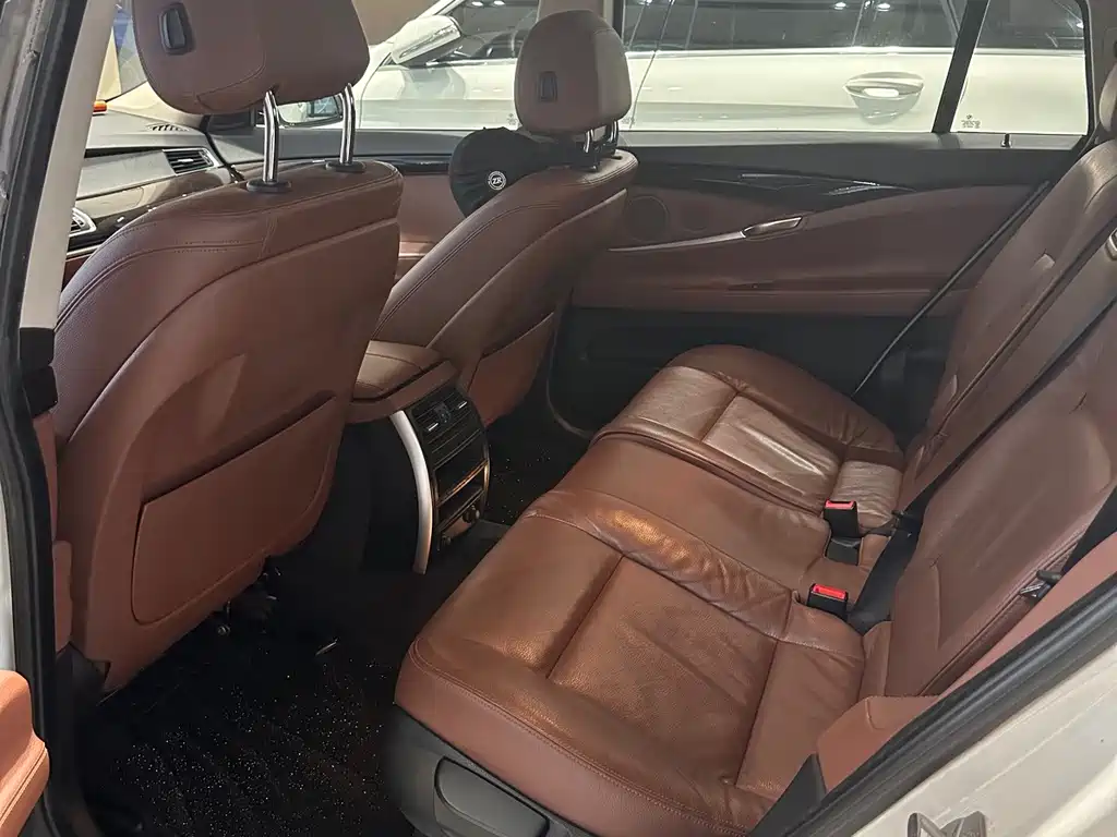 BMW 5 Series GT — миниатюра 5