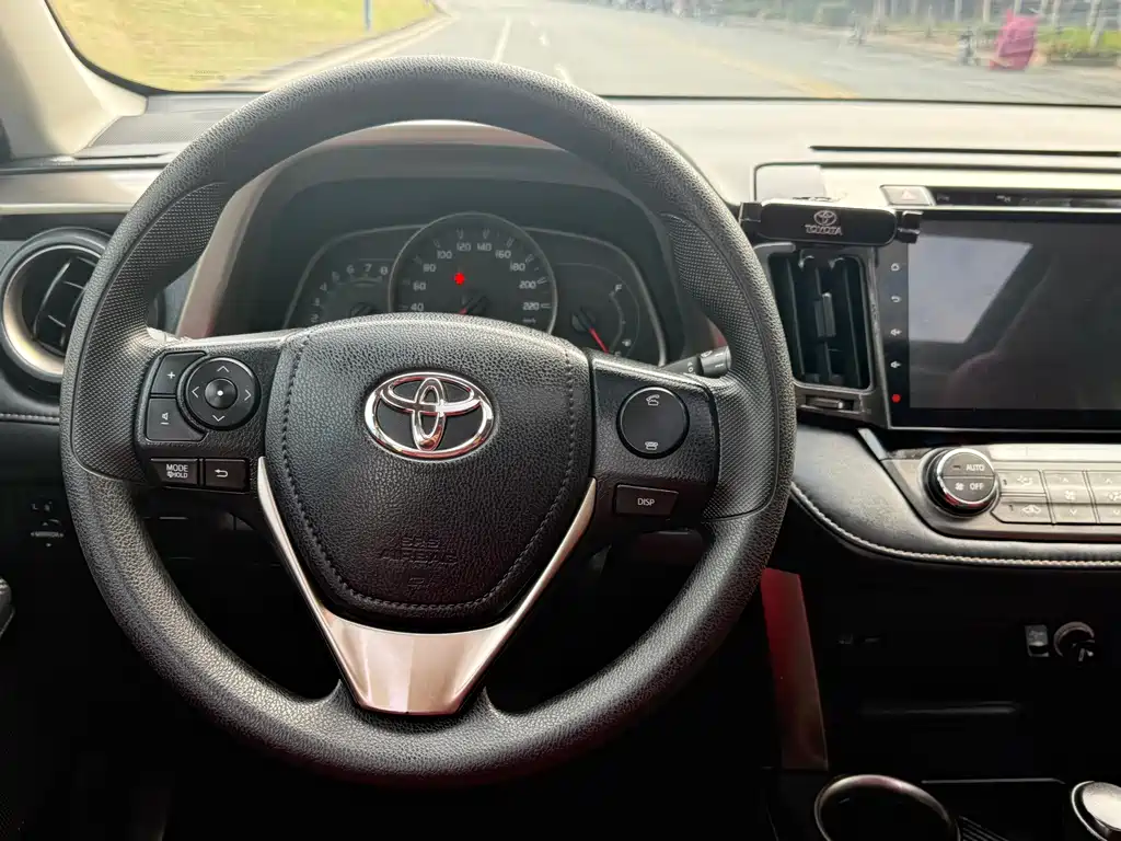 Toyota RAV4 — миниатюра 10