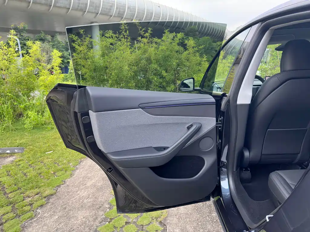 Tesla Model Y — миниатюра 11