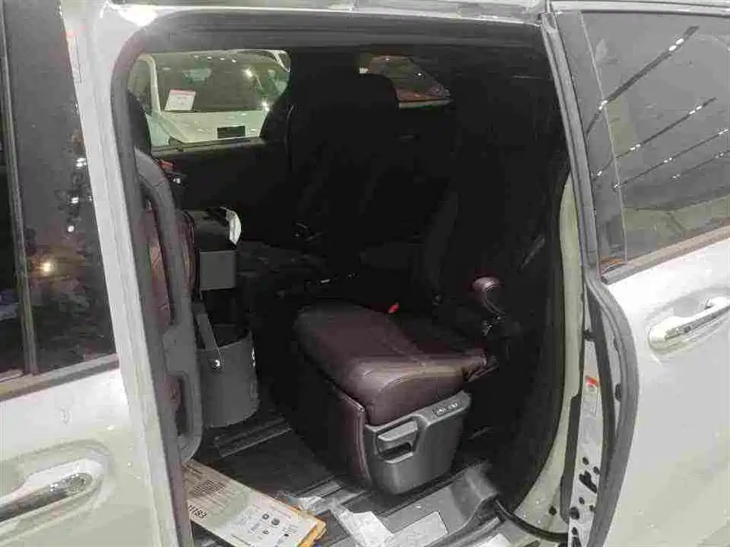 Toyota Granvia — миниатюра 8