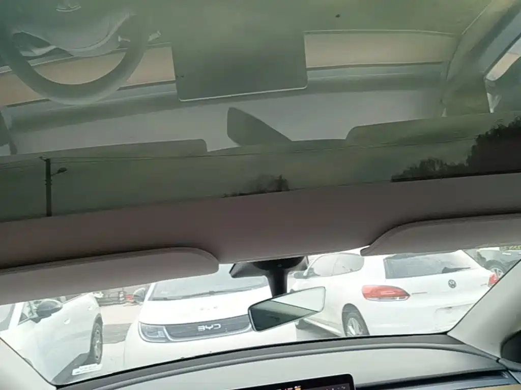 Tesla Model Y — миниатюра 18