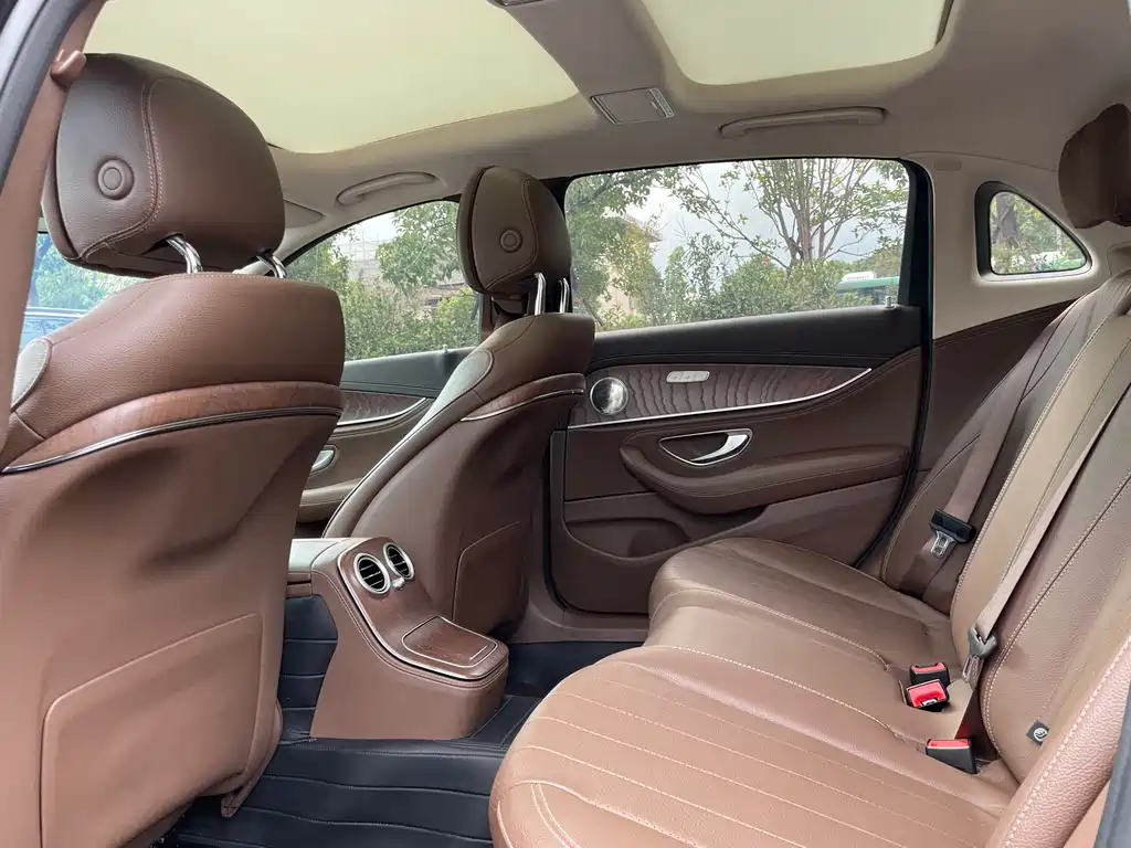 Mercedes-Benz E-Class — миниатюра 7