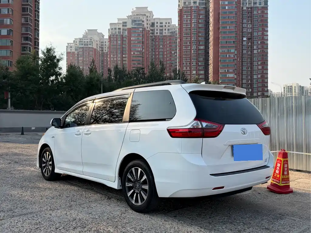 Toyota Sienna — миниатюра 13
