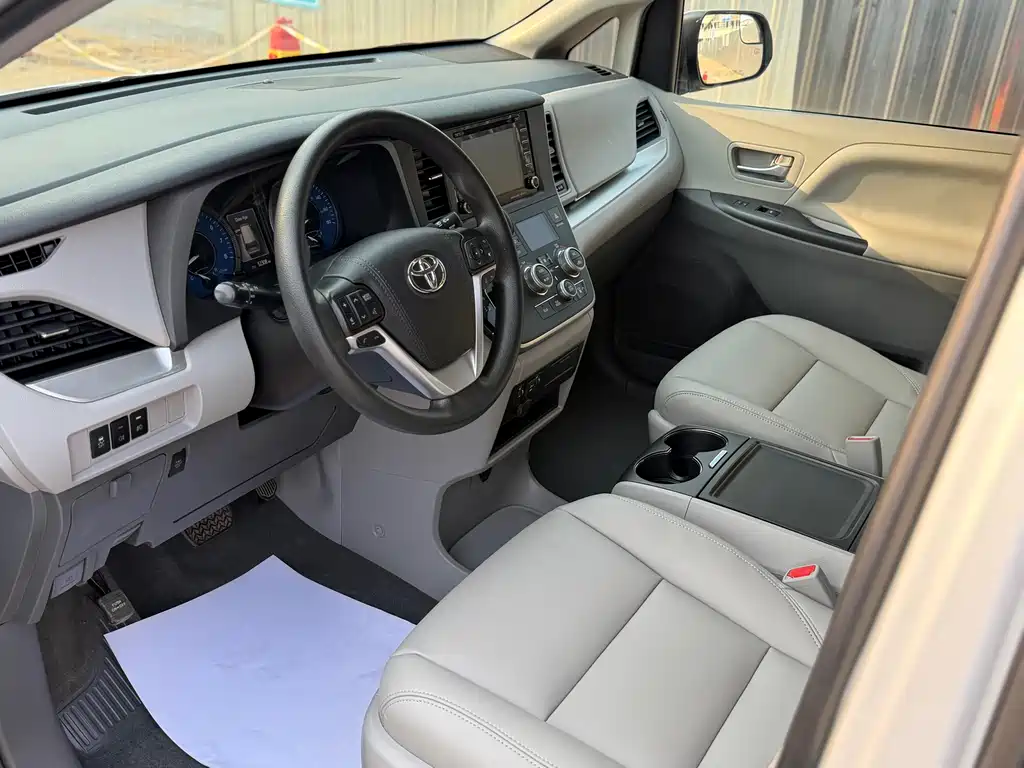 Toyota Sienna — миниатюра 3