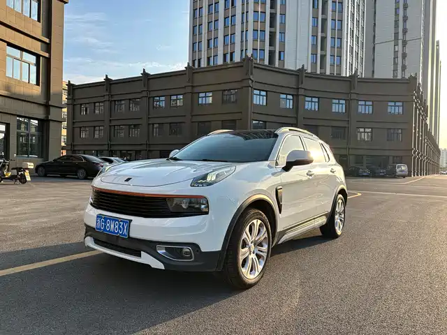 2018 Lynk & Co 01