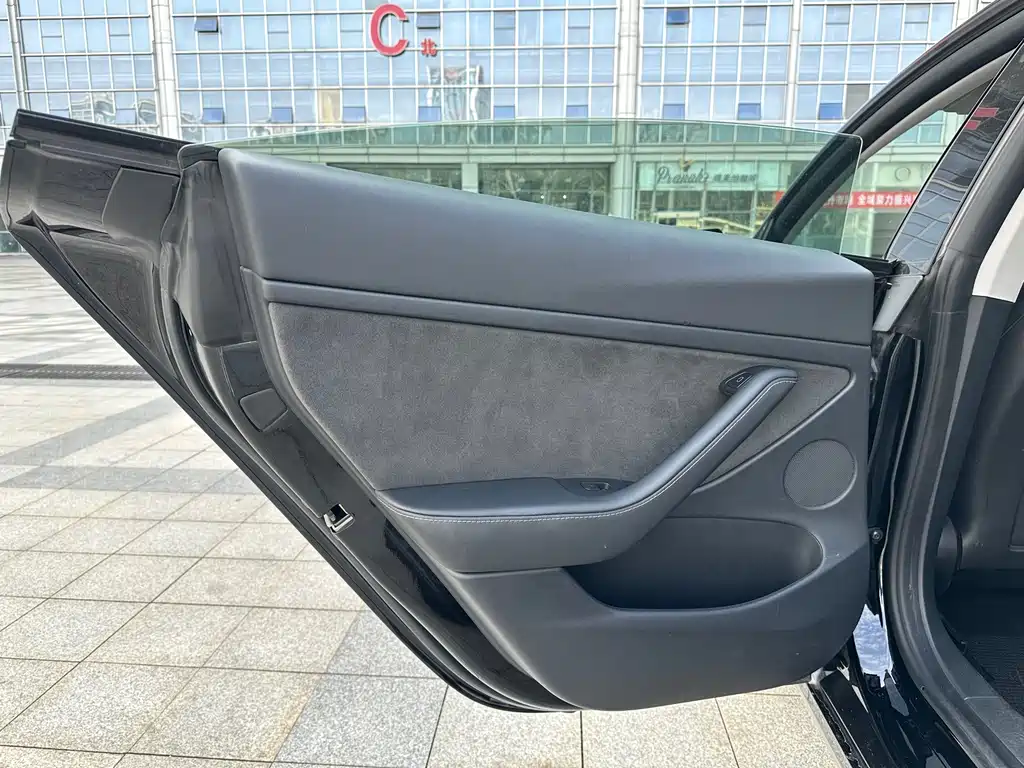 Tesla Model 3 — миниатюра 26