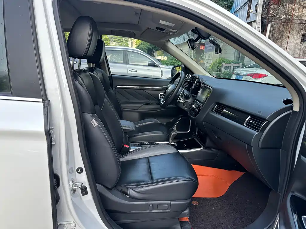 Mitsubishi Outlander — миниатюра 11