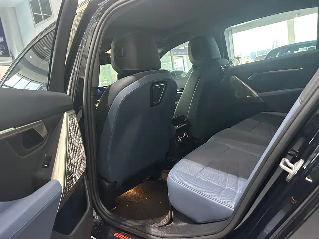 BMW 5 Series — миниатюра 8