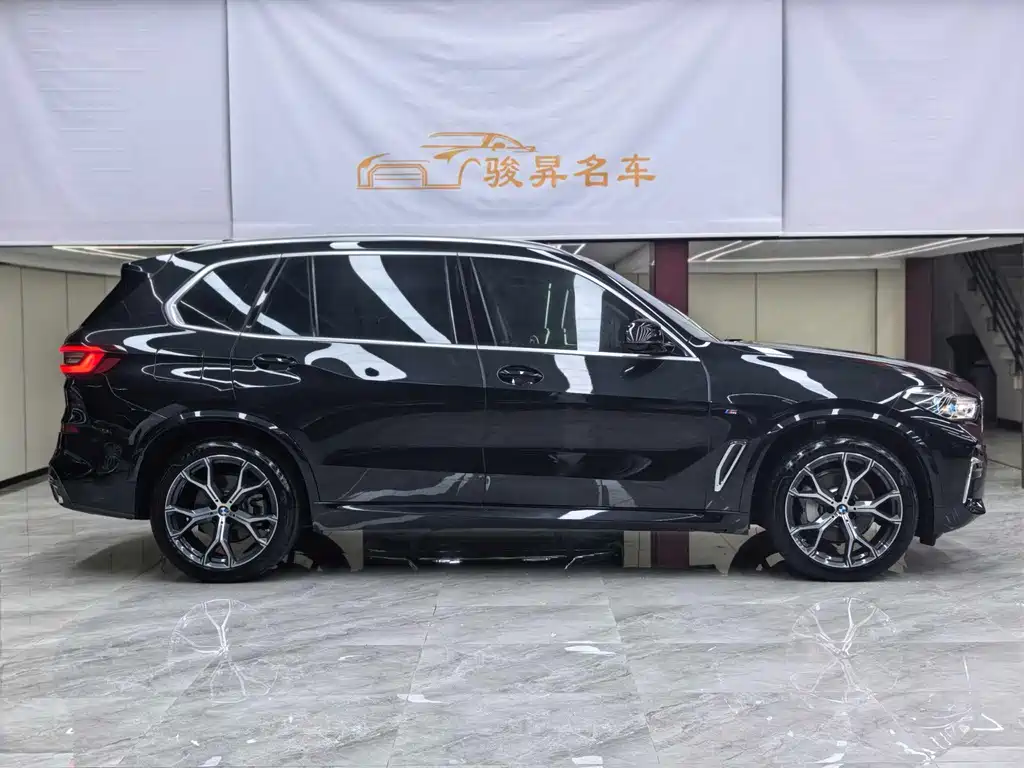 BMW X5 2022 xDrive 30Li Premium M Sport