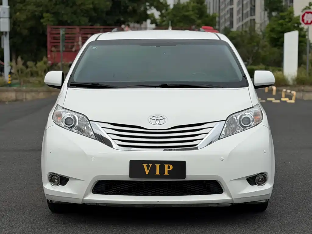 Toyota Sienna — миниатюра 2