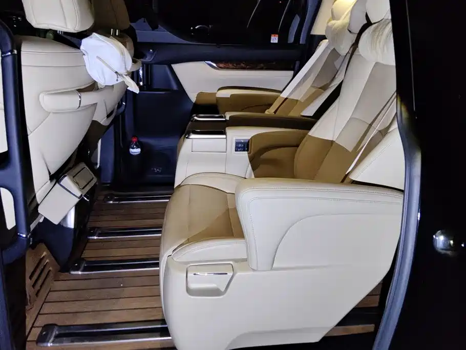 Toyota Alphard — миниатюра 11