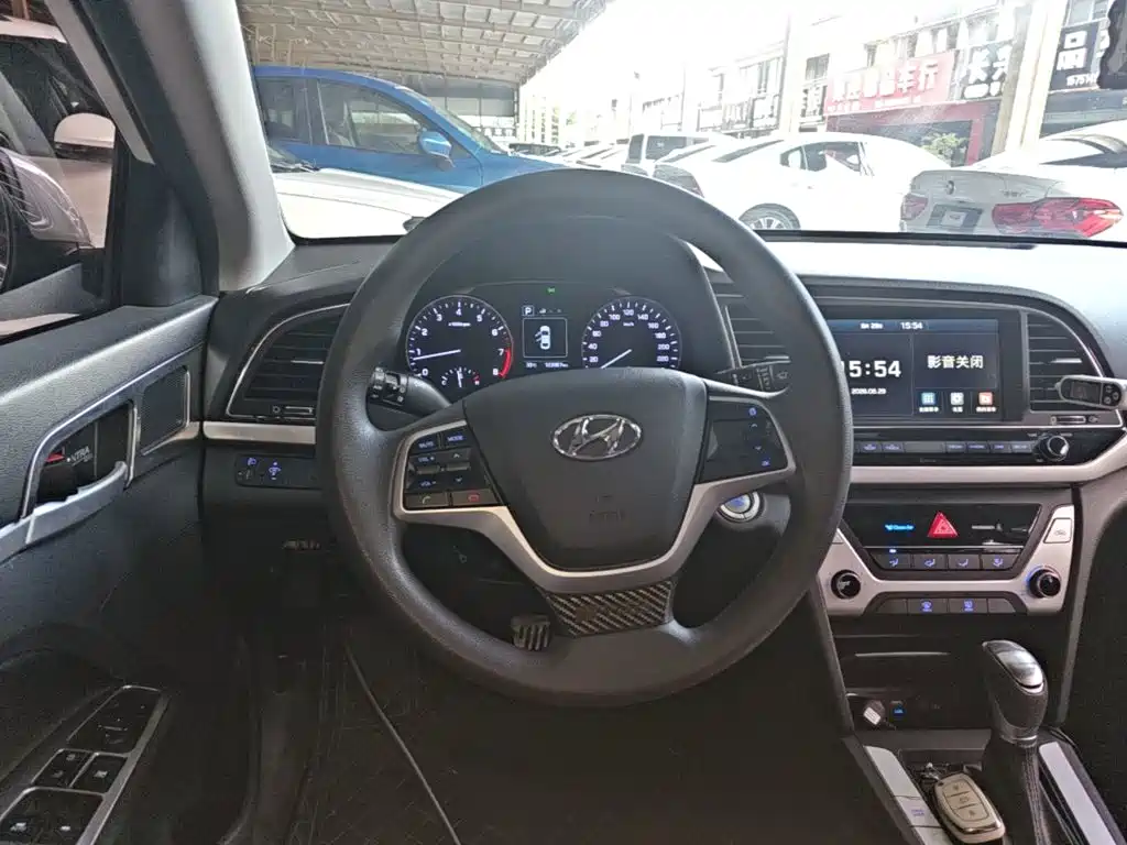 Hyundai Elantra — миниатюра 11
