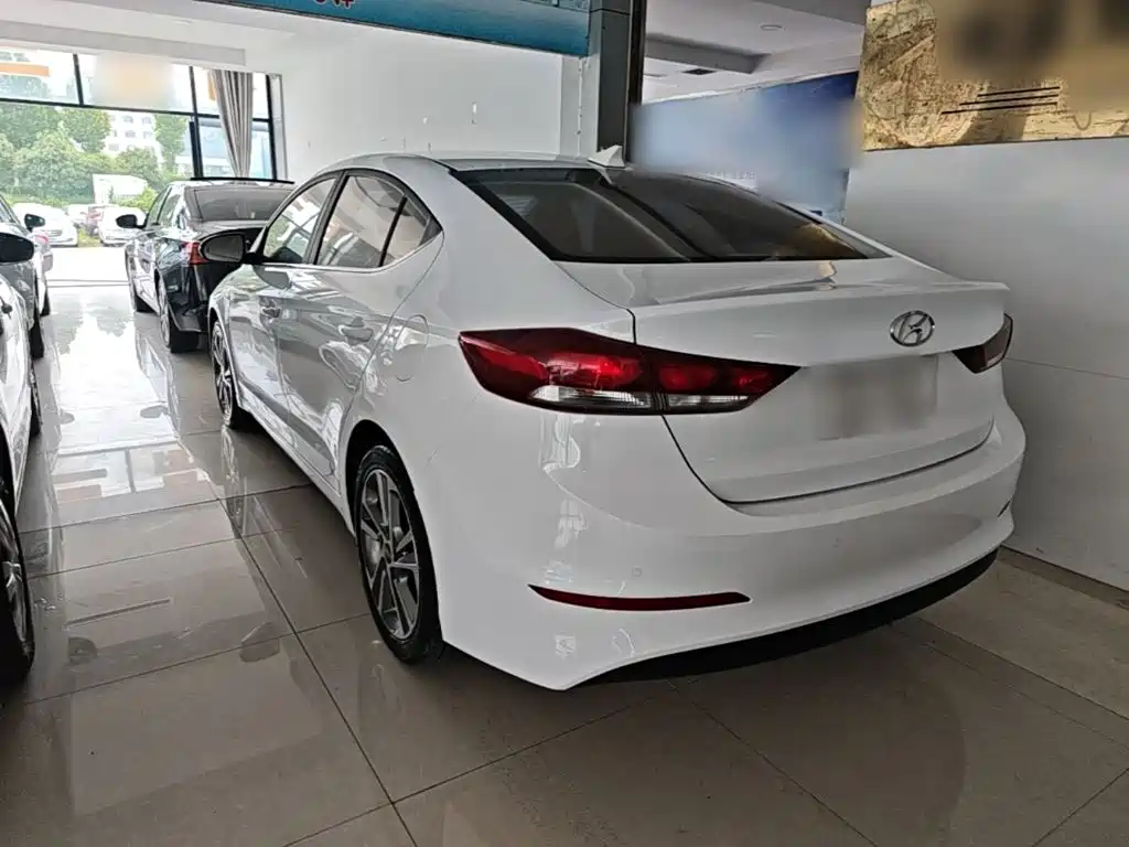 Hyundai Elantra — миниатюра 5