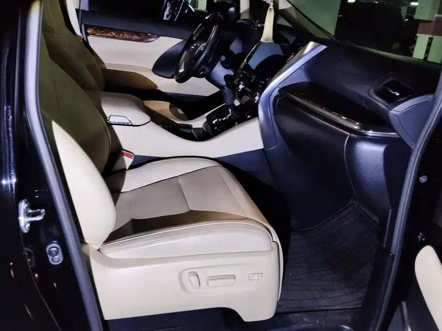 Toyota Alphard — миниатюра 8