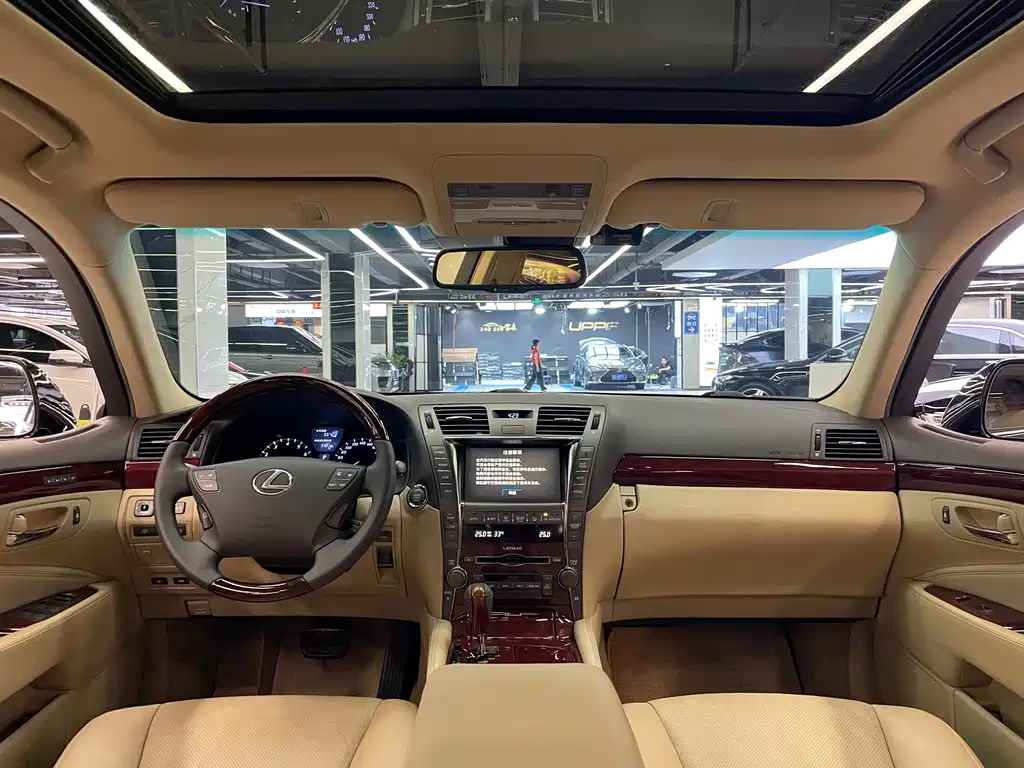 Lexus LS — миниатюра 11