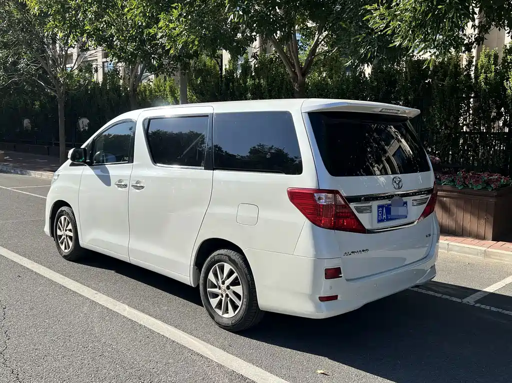 Toyota Alphard — миниатюра 8