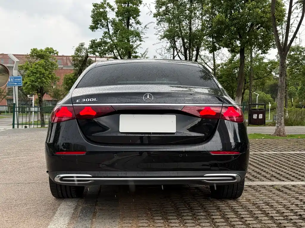 Mercedes-Benz E-Class — миниатюра 18