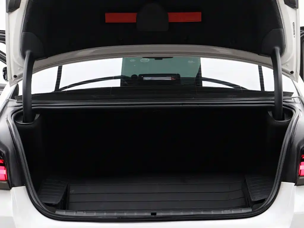 BMW 5 Series New Energy — миниатюра 10