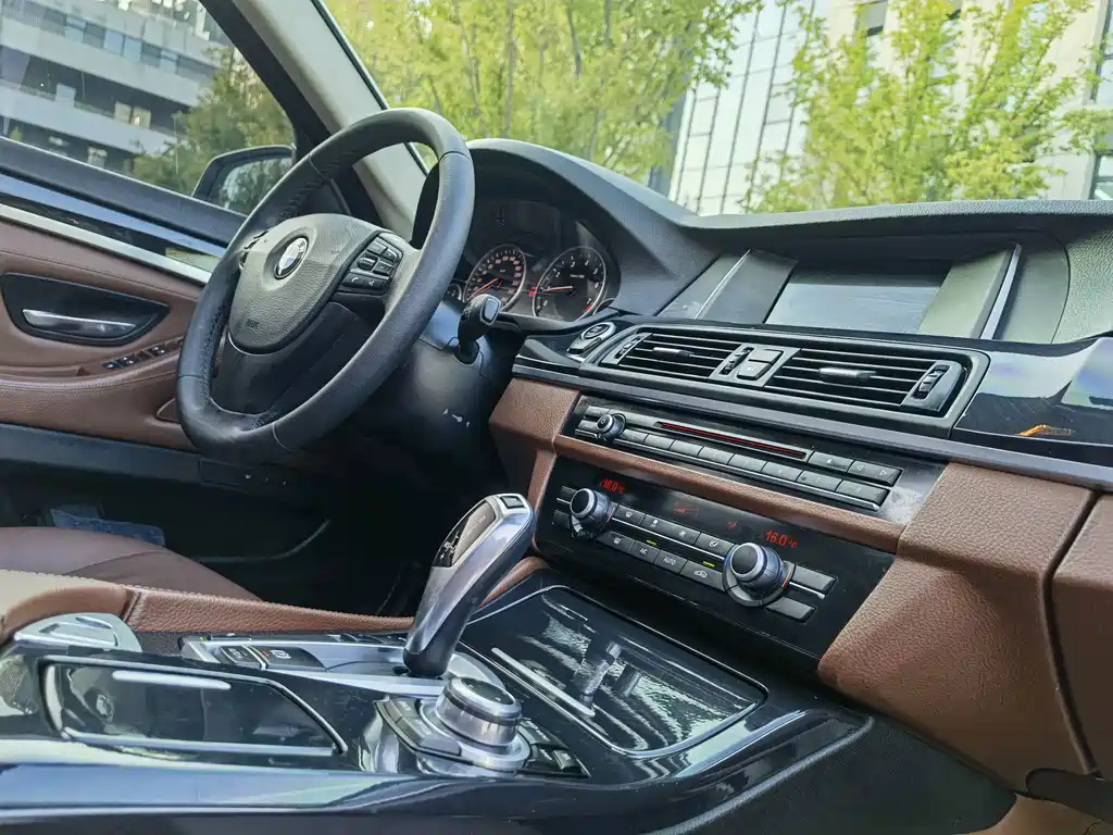 BMW 5 Series — миниатюра 11
