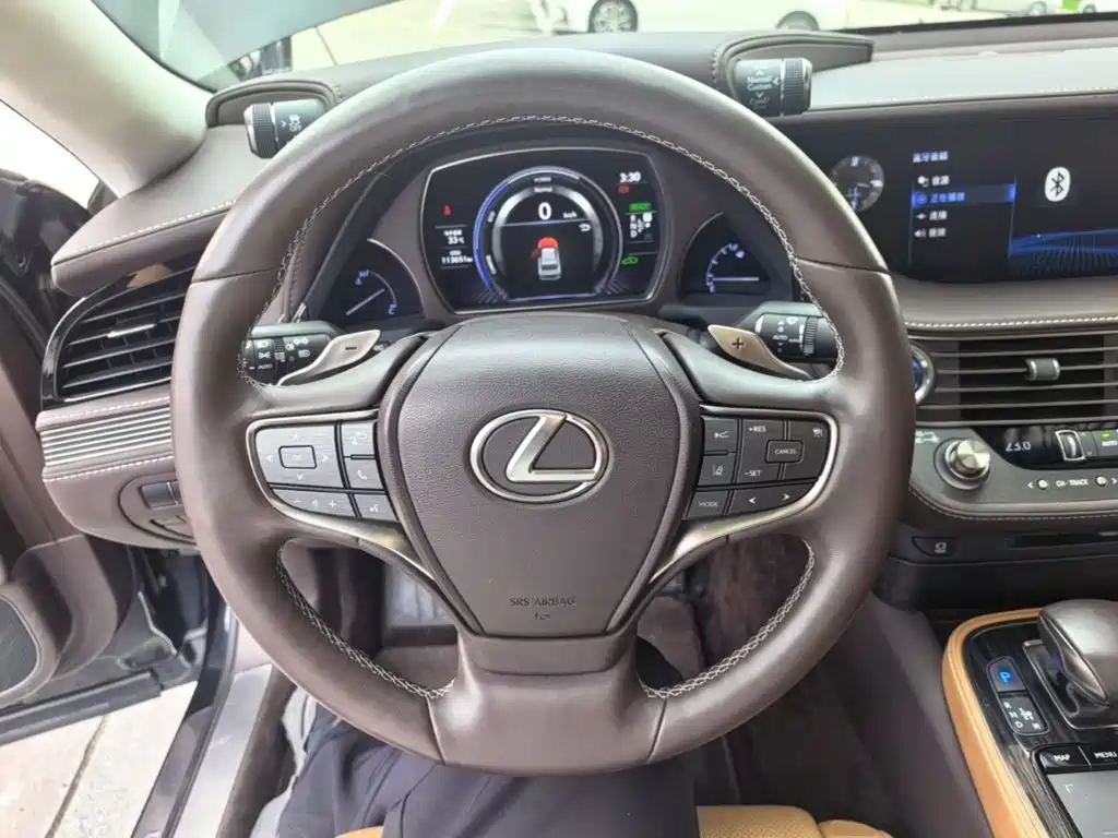 Lexus LS — миниатюра 11