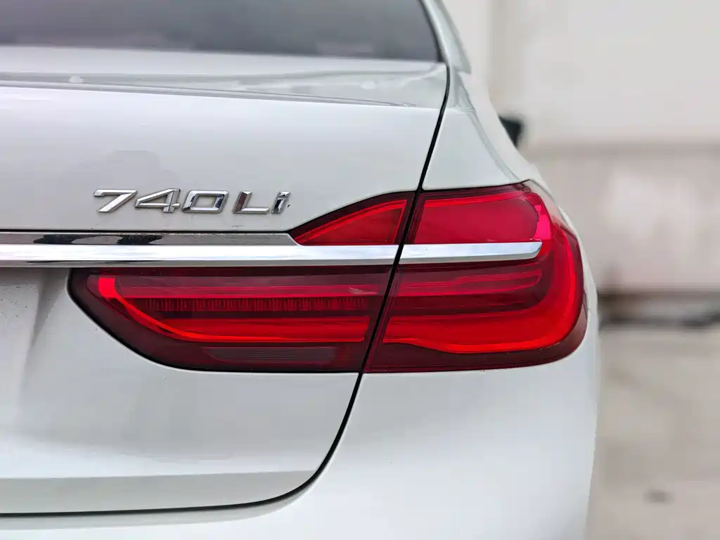 BMW 7 Series — миниатюра 10