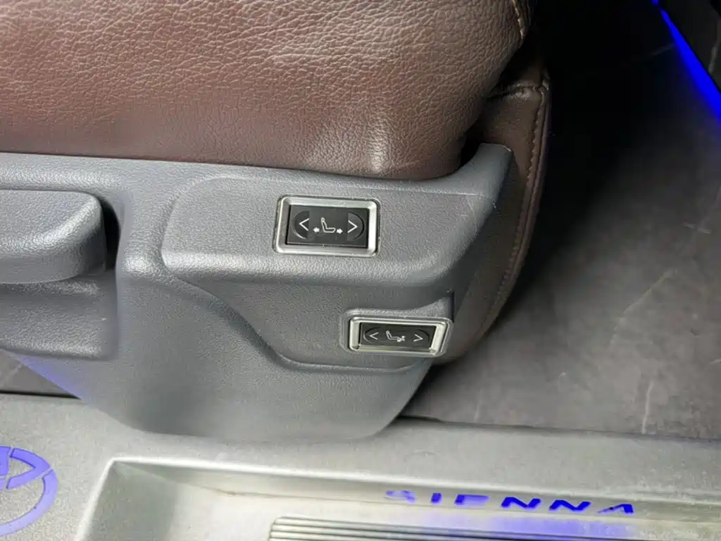 Toyota Sienna — миниатюра 8