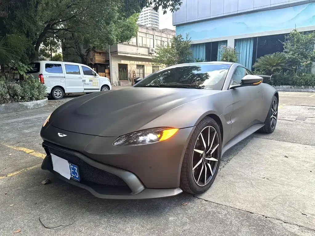 ASTON MARTIN V8 VANTAGE