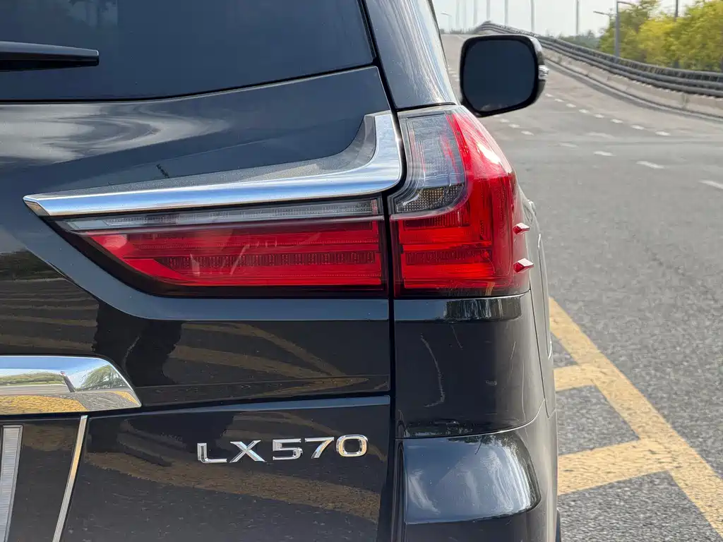 Lexus LX — миниатюра 6