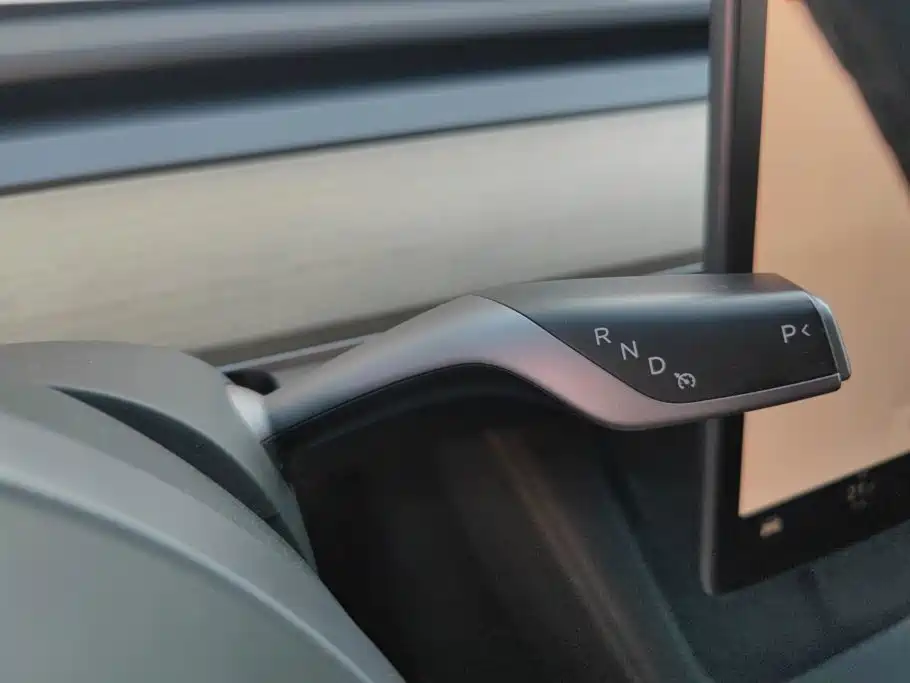 Tesla Model Y — миниатюра 16
