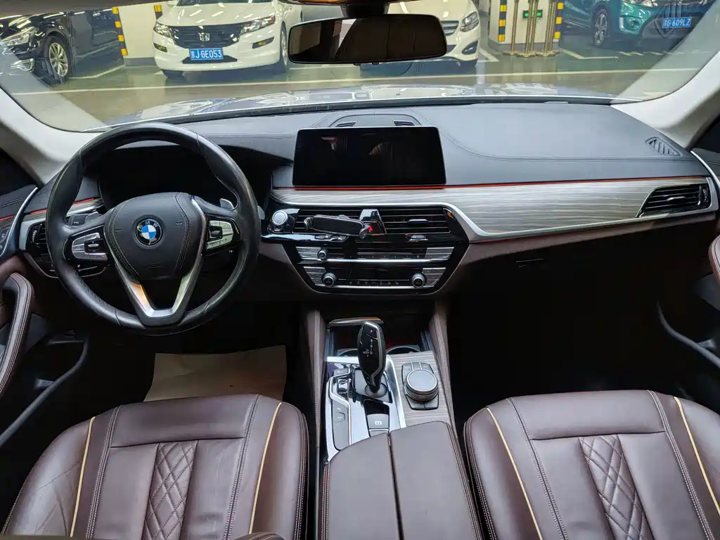 BMW 5 Series — миниатюра 7