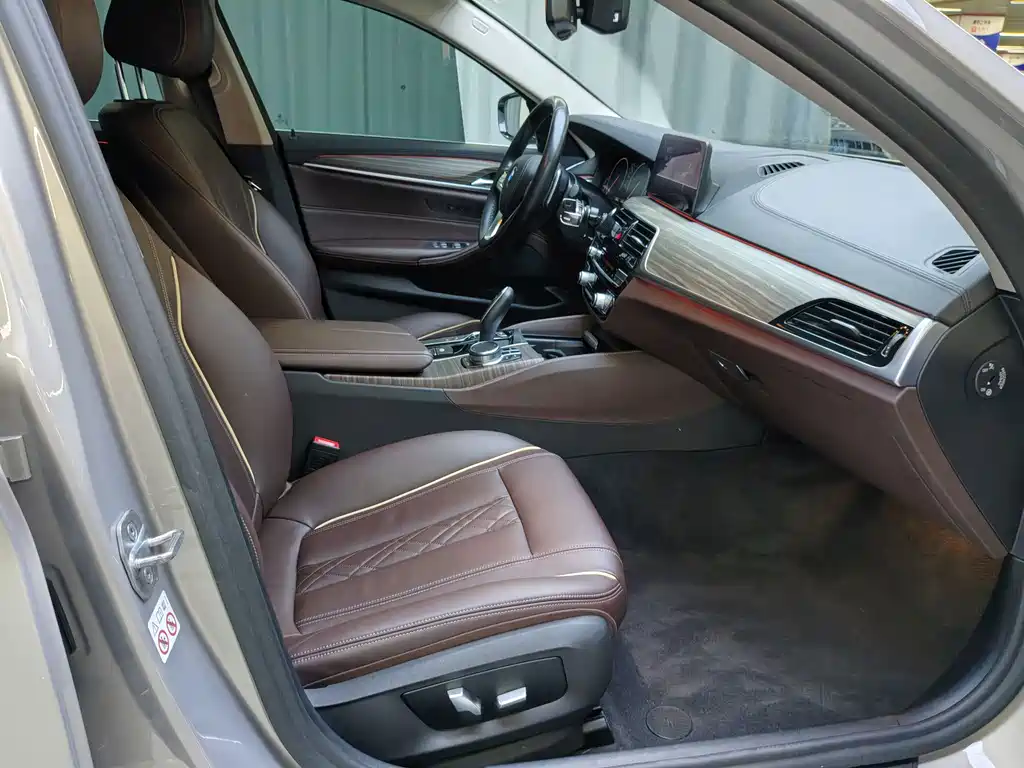 BMW 5 Series — миниатюра 12