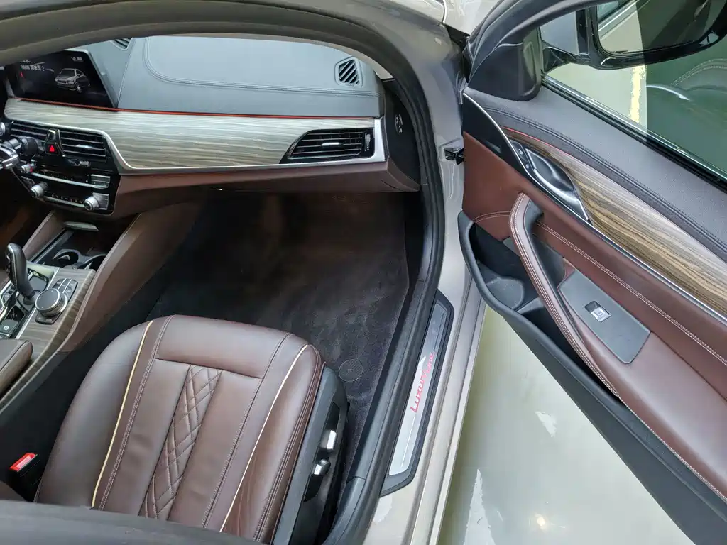 BMW 5 Series — миниатюра 11