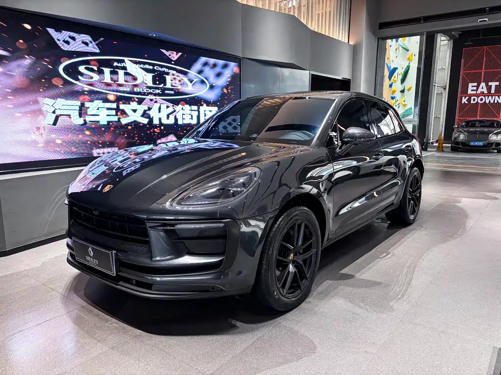 PORSCHE MACAN
