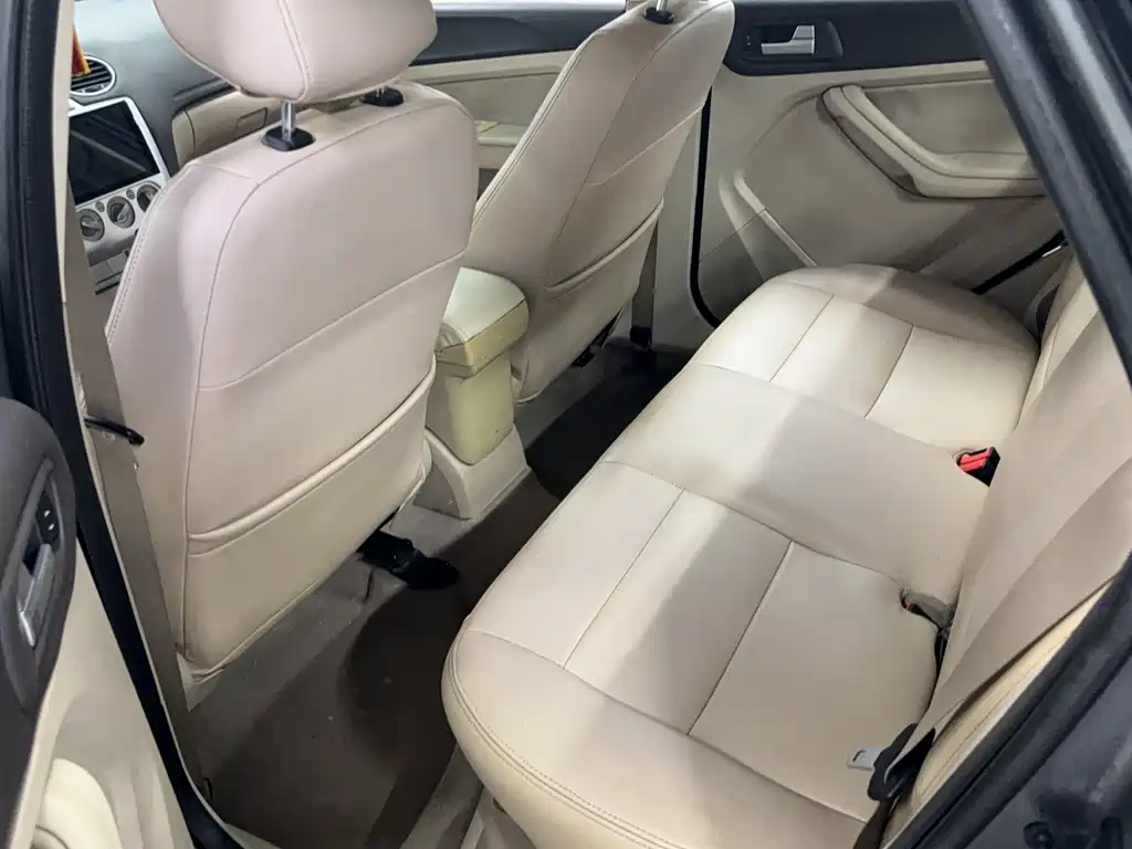 Ford Focus 2013 1.8L AT