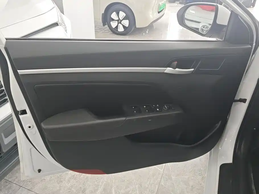 Hyundai Elantra — миниатюра 7