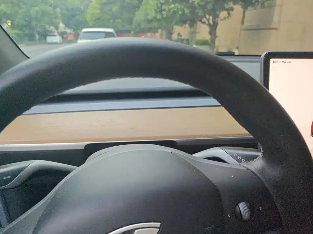 Tesla Model Y — миниатюра 8