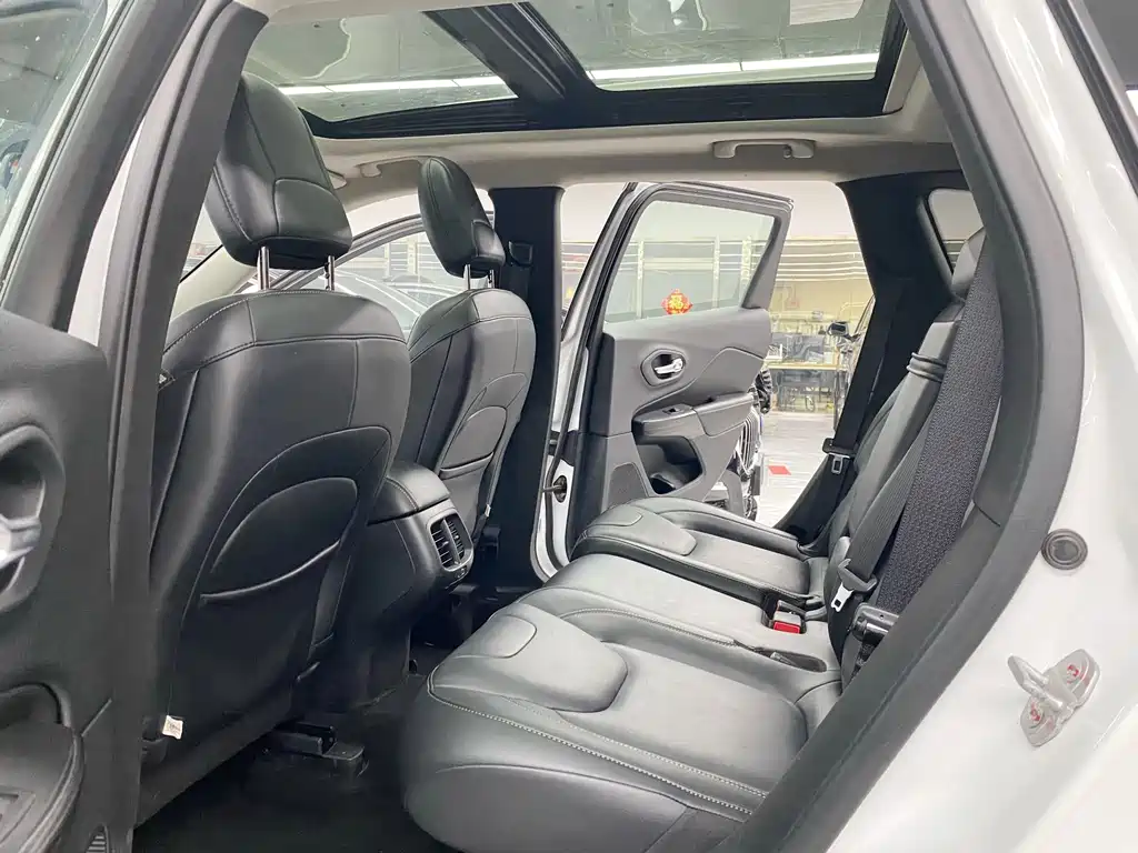 Jeep Cherokee — миниатюра 8
